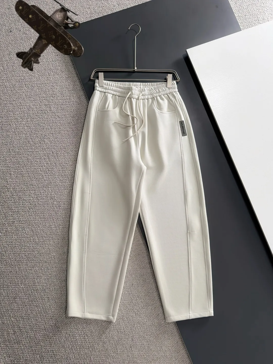 Next day shipment P195 Balenciaga 2026 Autumn and Winter New Arrival elastic band casual pants, counter-customized fabrics, Breathable, high comfort, impeccable details, brand element design concept, reflecting high quality. It feels delicate and soft! It presents a casual cut and the upper body shape is great! Sizes:S-3XL